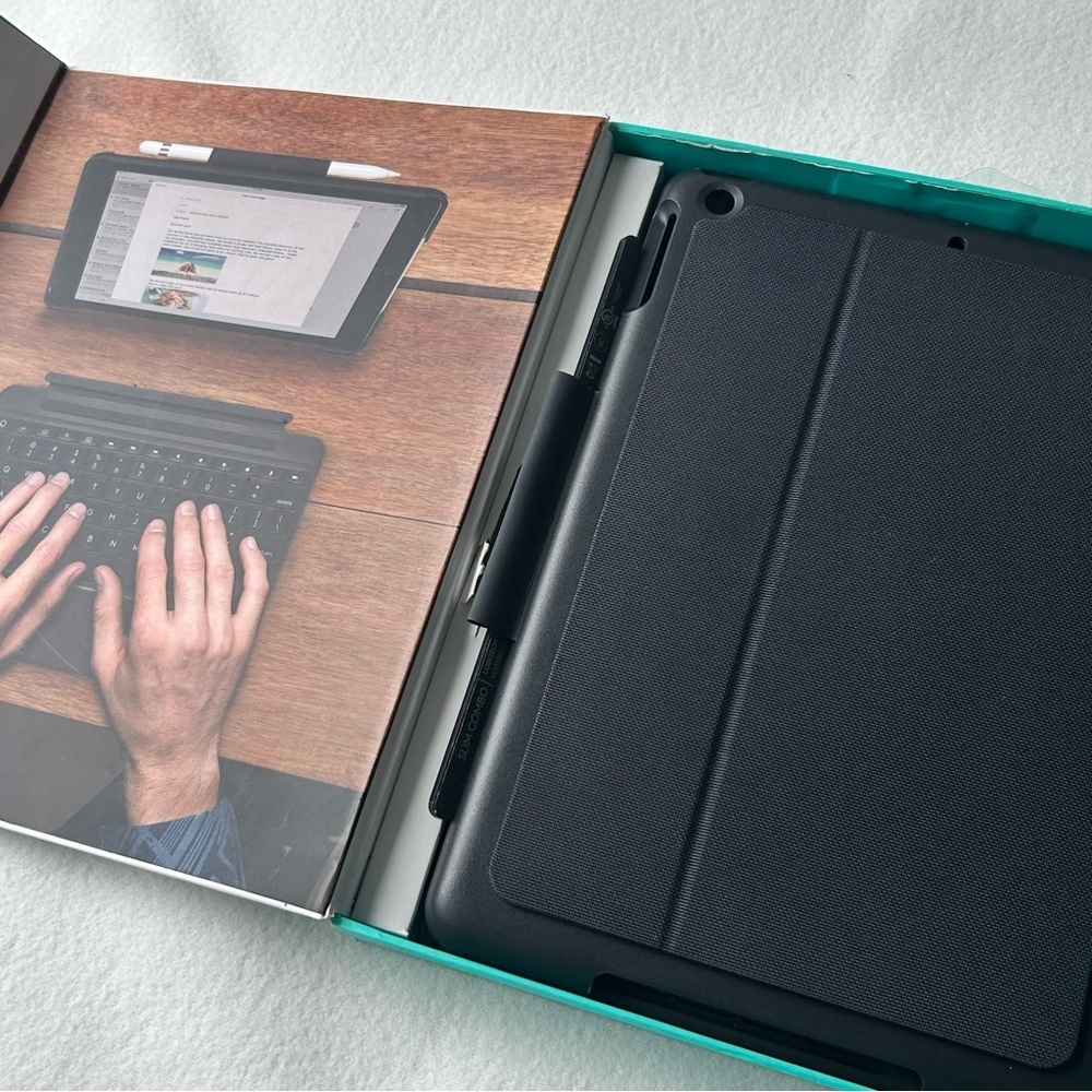Logitech Slim Combo Keyboard Case for iPad - Black - Picture 2 of 6
